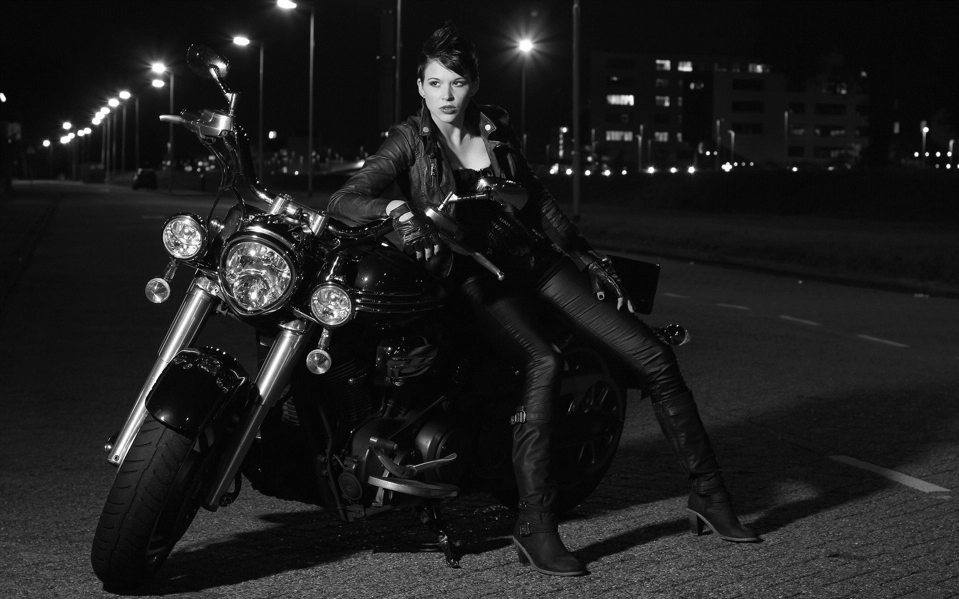 Photo Beautiful girls and motorcycles in Stuttgart